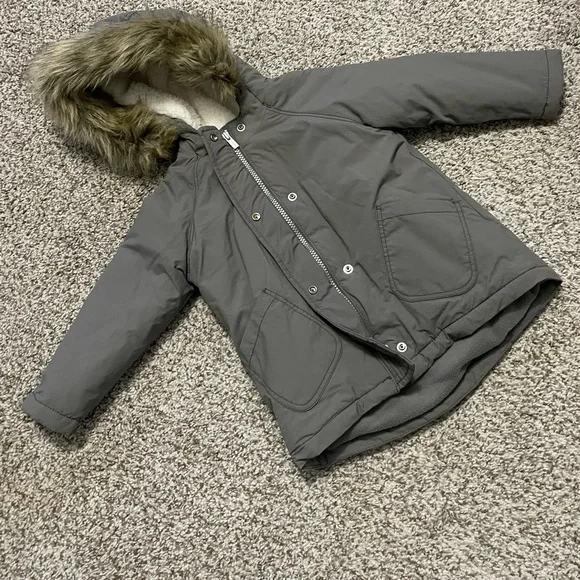3T Old Navy gray winter coat with a furry hood. - Picture 4 of 4